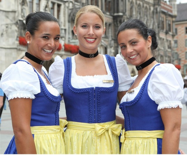 Účesy Dirndl s drdolom na mníchovskom námestí Marienplatz Účesy na drdol na Oktoberfest