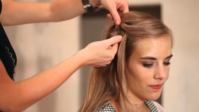 pokyny a kroky k bočnému opleteniu Pokyny-dirndl-účesy-vrkoč-vrkoč