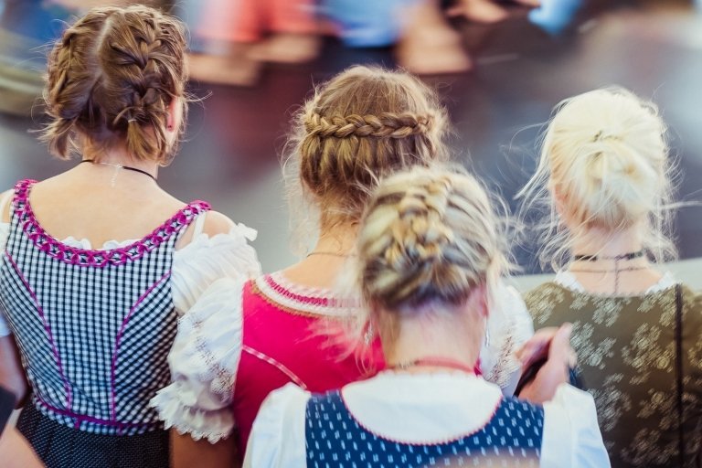 Dirndl_Frisuren_fur_short_haare_Boxer_Braids_Flechfrisur_Inleitung_Schritt_fur_Schritt
