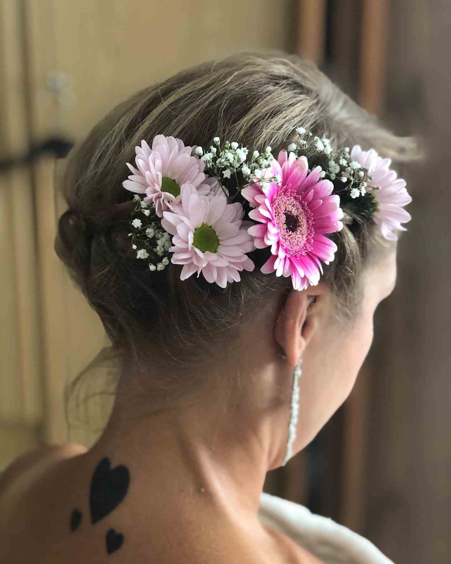 Účesy Dirndl pre krátke vlasy Nápady na účes pre kvetinový veniec Účes v štýle Pixie ľahký