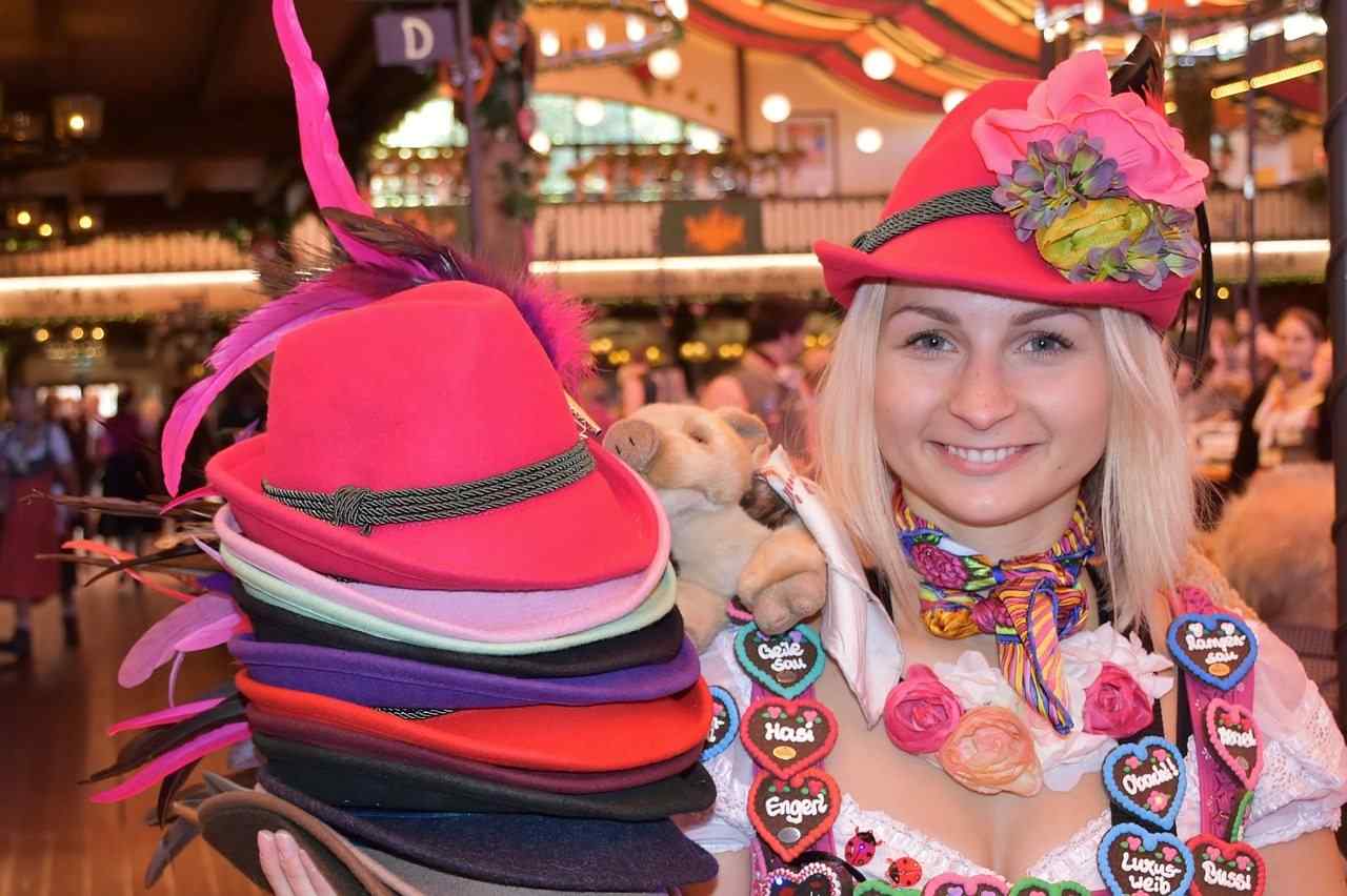 Nápady na účes Oktoberfest pre ženy dámsky klobúk kombinujú tipy na styling