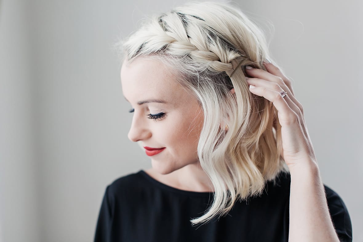 návod na bočný vrkoč jednoduché účesy na vrkoč pre začiatočníkov trendy dlhé vlasy bob ženy