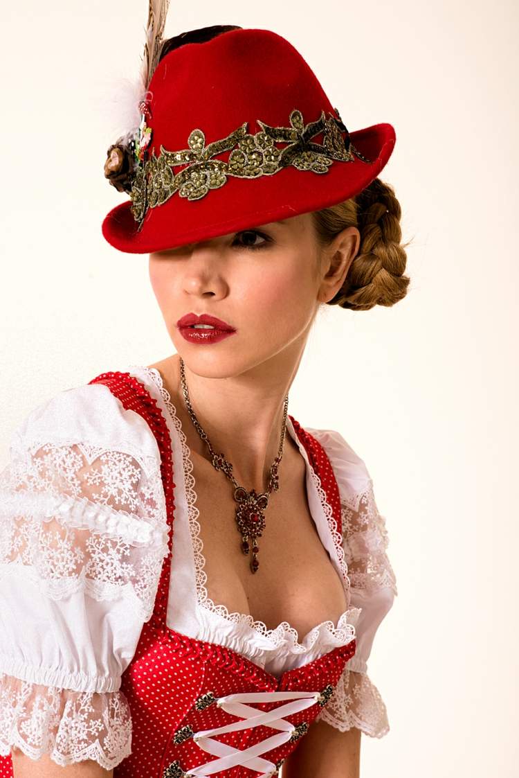 Účes Dirndl - originálny, červený klobúk slúži ako doplnok k drdolu dirndl účesy čiapka červený drdol zapletané červené šaty
