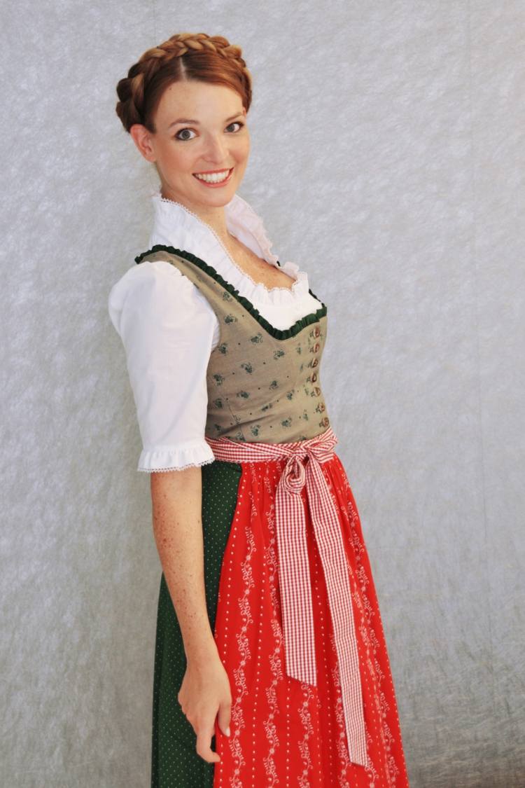 Tento účes pozostáva z vrkoča, ktorý je omotaný okolo hlavy ako veniec dirndl účesy splietaný veniec ryšavá zástera blúzka biela