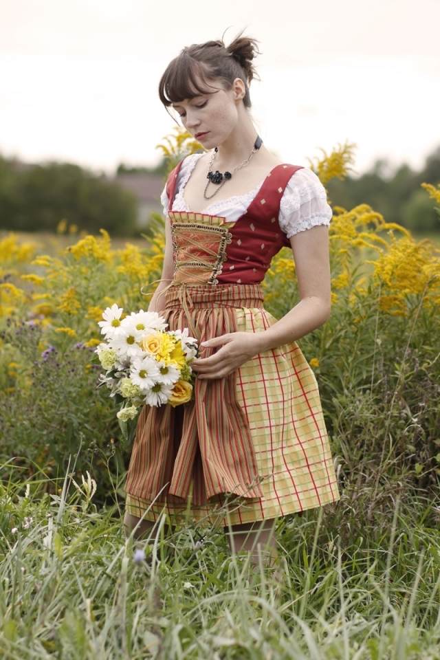 dirndl účesy oktoberfest ležérny drdol dirndl-účesy-oktoberfest-laessiger-drdol