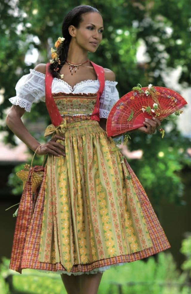 dirndl účesy oktoberfest tkať v kvetinovej výzdobe dirndl-účesy-oktoberfest-kvetinová-dekorácia-vrkoč