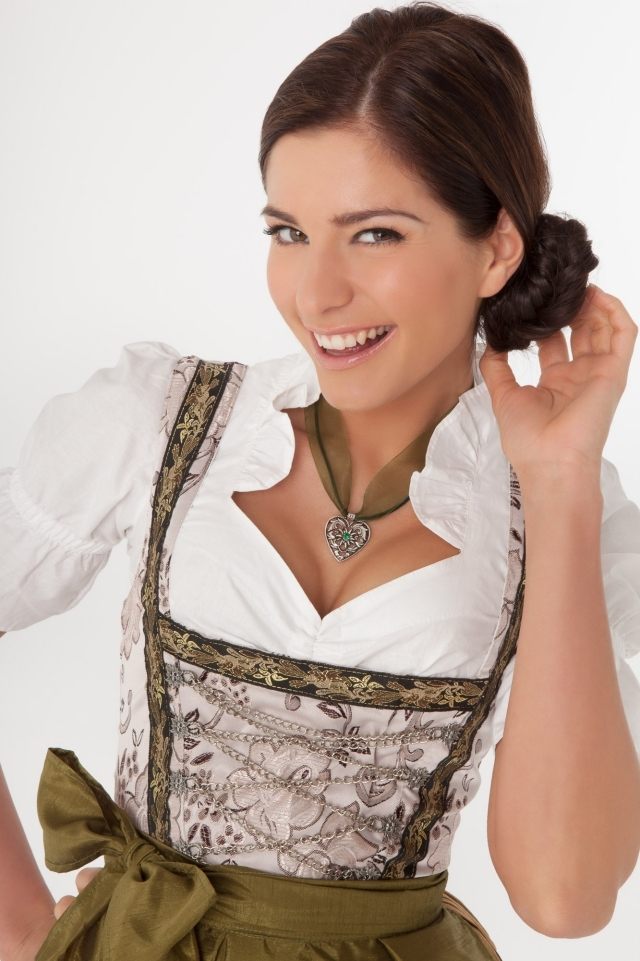 dirndl účesy oktoberfest drdol bočne v spodnej časti dirndl-účesy-oktoberfest-drdol-bokom-dole
