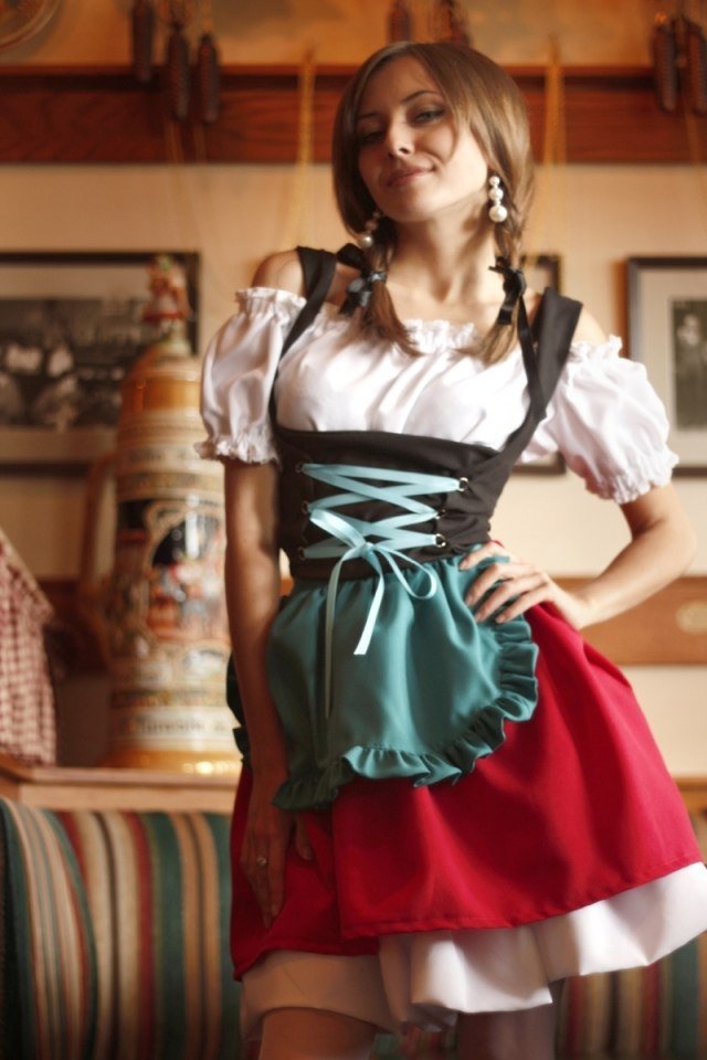 dirndl účesy oktoberfest vrkoč dva vrkoče dirndl-účesy-oktoberfest-dva-vrkôčiky-zapletanie