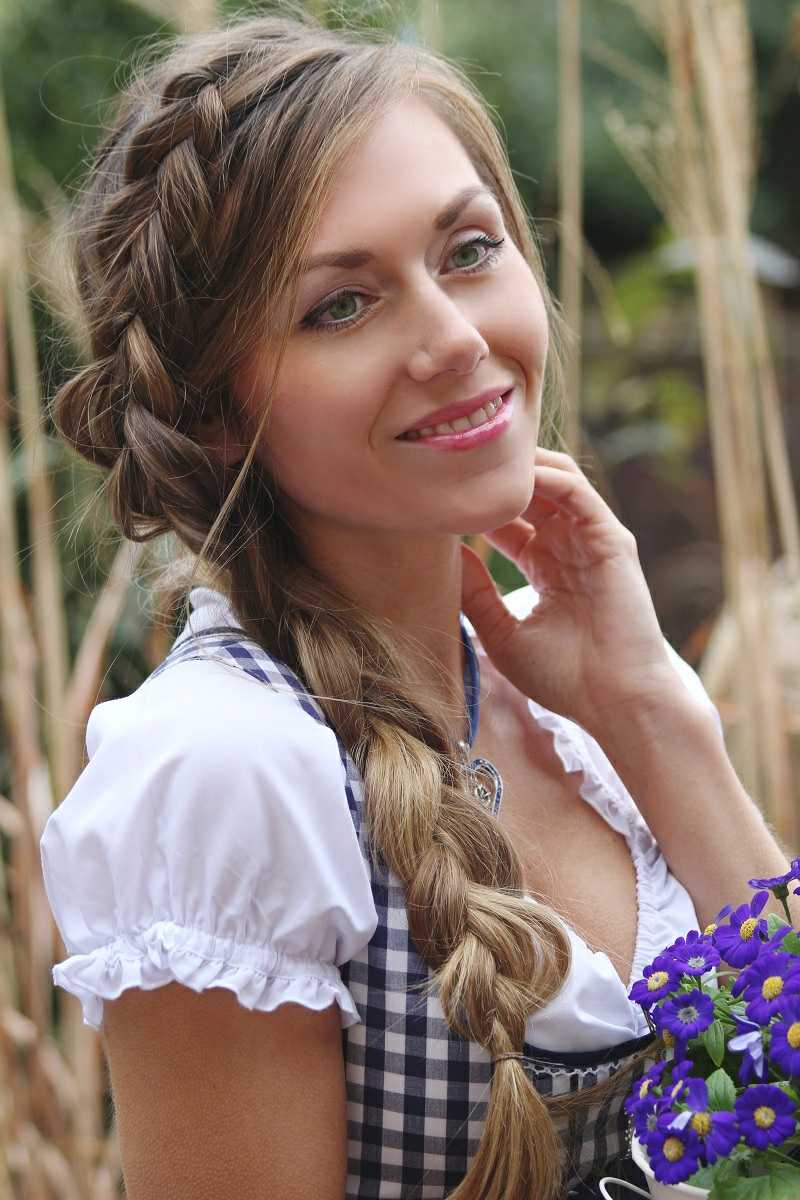 Účesy Dirndl na Oktoberfest - pletené účesy a trendy dirndl účesy zapletané elegantné šaty kárované kvety prvosienky