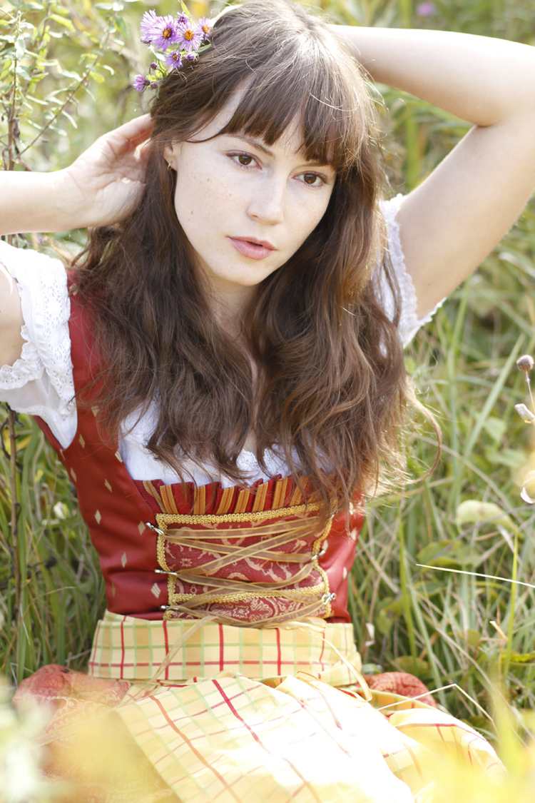 Zástera Dirndl a lederhosen -trachtenmode-moderná-červená-blúzka