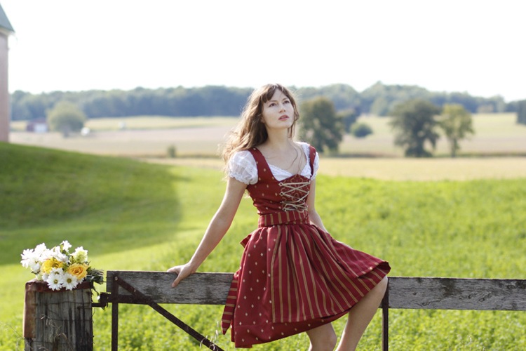 dirndl-lederhosen-tradičná-móda-červené-šaty-blúzka-biela-wiesn