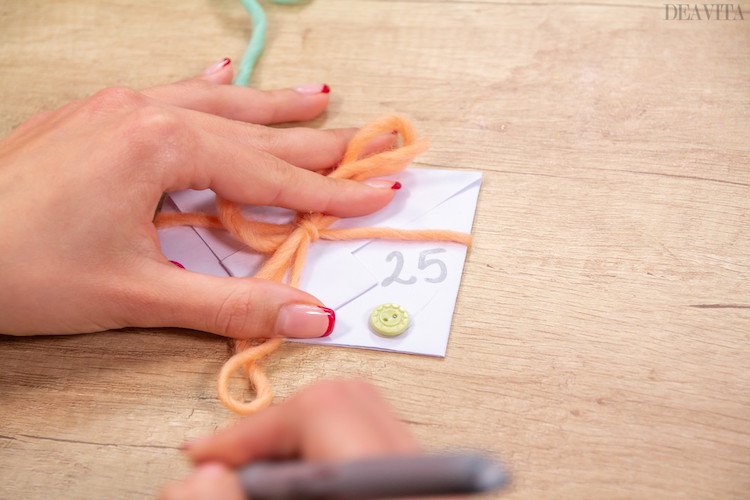 3 DIY adventný kalendár origami obálky skladať krok za krokom sprievodca číslo 25 nakresliť priadzu kravatu gombík ozdobiť
