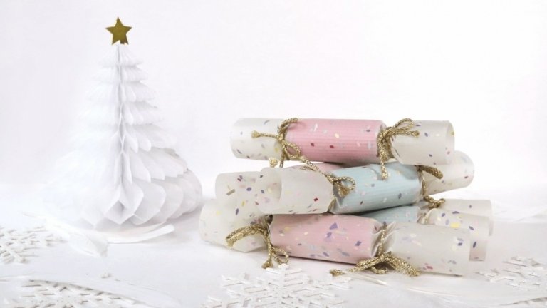 Vyrobte si krekry sami z krásneho baliaceho papiera a šnúrky