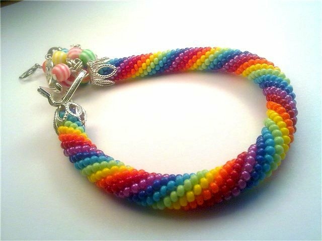 Vyrobte si variantu dúhových farieb Twist náramku sami