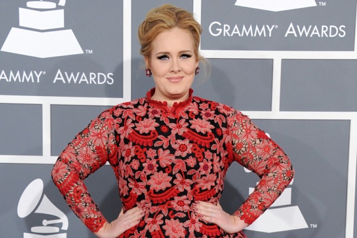 perfektné líčenie-od-Adele-kvet-vzor-šaty