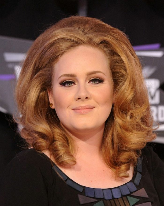 Make-up-maskara-Adele-účes-s-objemom