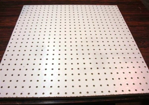 Kúpte si sololit k čelu postele DIY sololit diery diy čelo postele urobte to sami