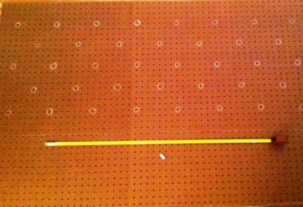 DIY čelo postele - označte otvory pre tlačidlá Zmerajte otvory v sololite. Vytvorte si čelo postele sami