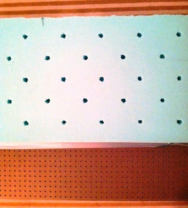 DIY čelo postele - vyrežte otvory v pene vystrihnúť otvory penové čelo postele diy