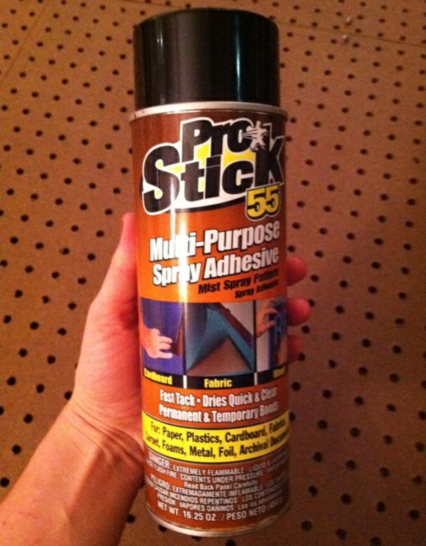 Pri čelnej doske pre domácich majstrov prilepte penu na miesto lepiacim sprejom lepiaca pena v spreji na posteľ postele č