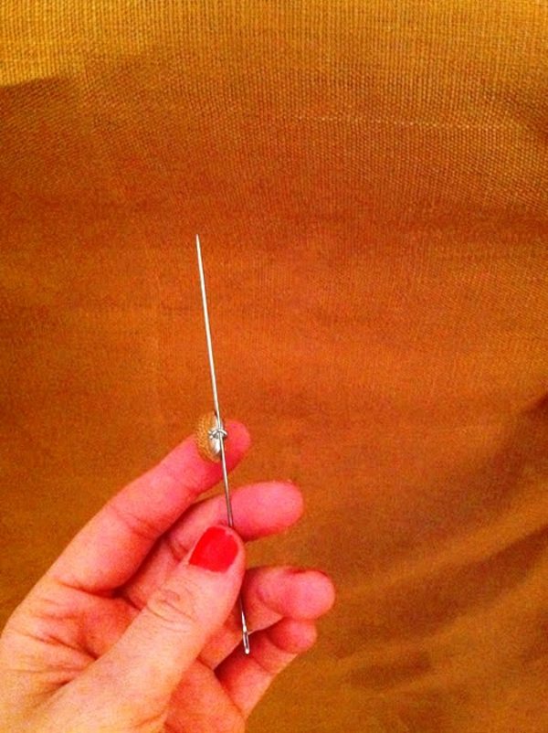 Vyrobte si vlastné čelo postele - prišite gombíky čalúnickou ihlou čalúnenie ihla niť gombíkové šitie záhlavie