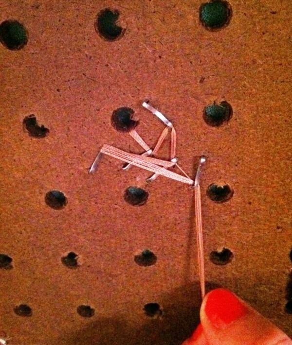 DIY čelo postele - pripevnite niť na zadnú stranu šiť gombíky utiahnuť preglejku panel sponkové vlákno