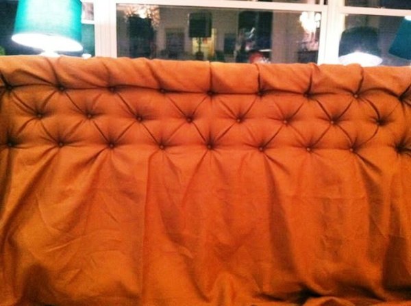 Čelné čelo postele - prišite gombíky v radoch šitie gombíkov na čele postele samostatne