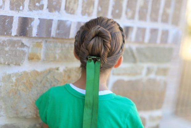 Updo-from-anna-the-ice-queen-with-bun-green-ribbon-bow