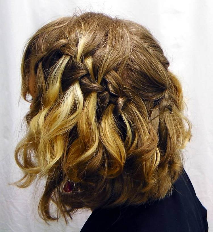 DIY účes s vodopádovým vrkočom je možný aj s kratšími vlasmi diy-účes-vodopád-vrkoč-návod-krátke vlasy-stredne-dlhé-kučeravé