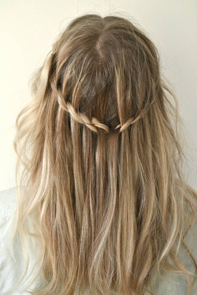 Trendy účes na leto a jeseň - vodopádový vrkoč ľahký - s prirodzeným vzhľadom trend-účes-vodopád-vrkoč-vyrobený-na-jednoduché-vlasy-prírodný vzhľad