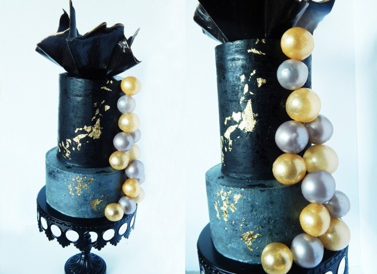 Elegantný koláč v čiernej, sivej a zlatej farbe so živými želatínovými guľkami