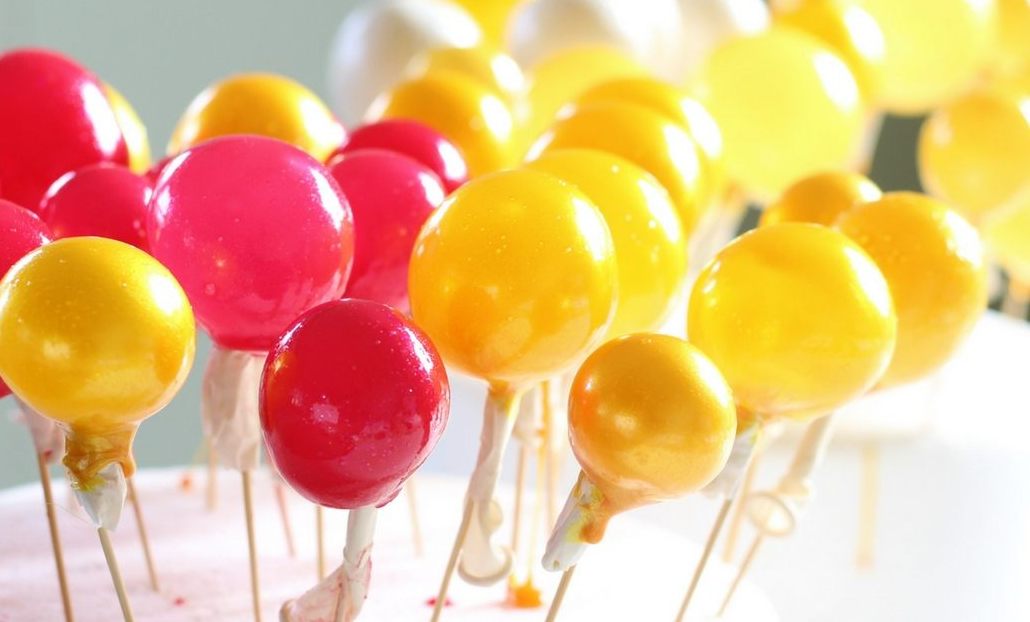 Želatínové guľky vložíme vzpriamene do polystyrénu, aby stuhli