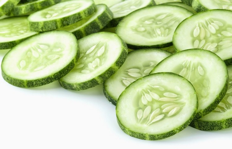 plátky uhorky oči tvár starostlivosť o spálenie od slnka