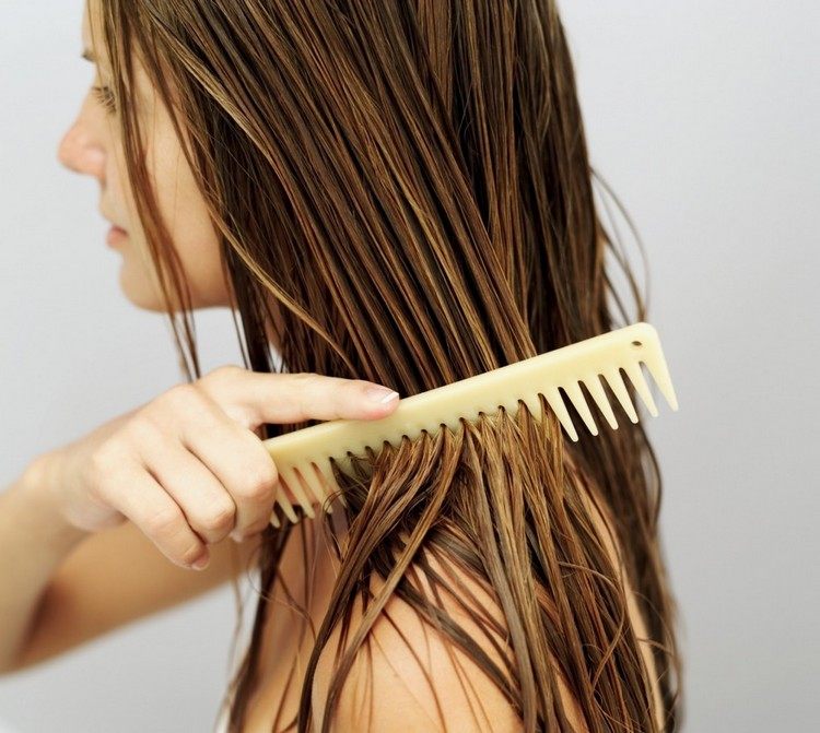 Naneste uhorkový kondicionér na vlasy