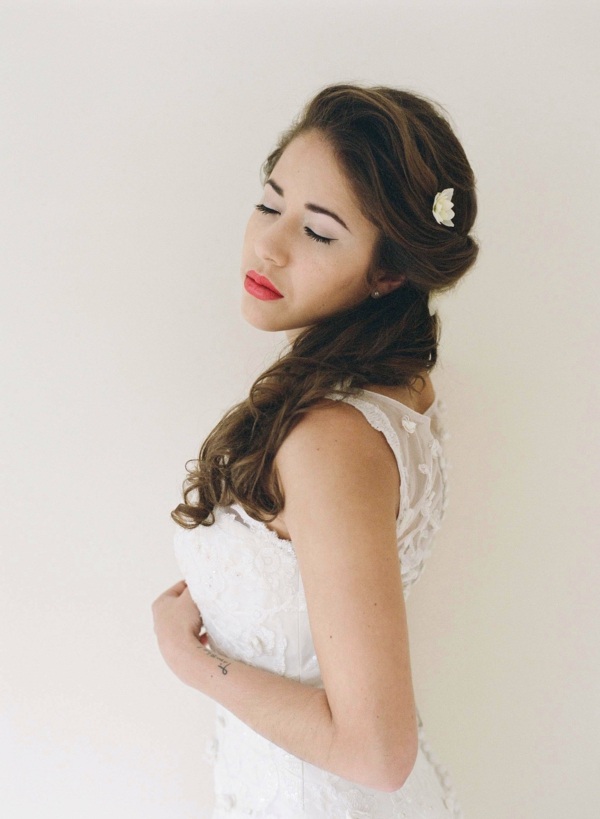 Pootvorený účes má ako prízvuk biely kvet účes romantický kvet biely prízvuk kučeravý