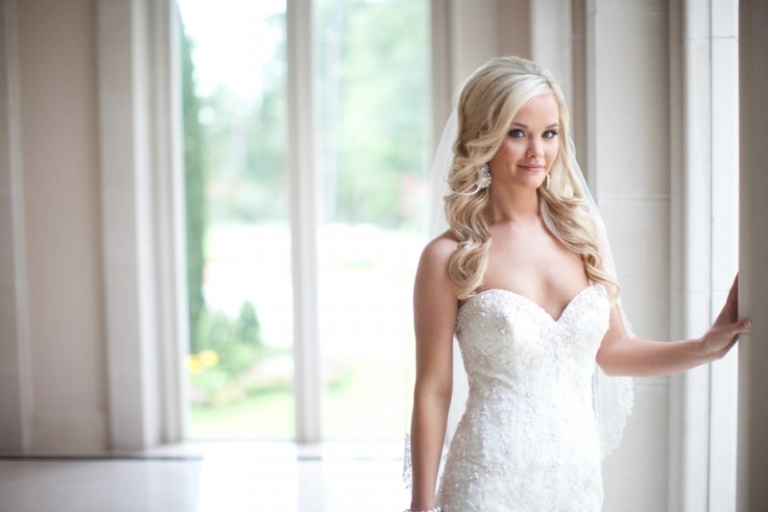 DIY účes - sprievodca svadobným účesom na svadbu diy účes svadobný styling nápad kučery polootvorené svadobné šaty bez ramienok