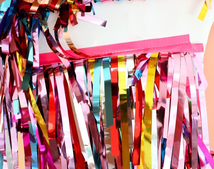 Návod na výrobu mesiaca ako nástennej dekorácie s metalickými strapcami