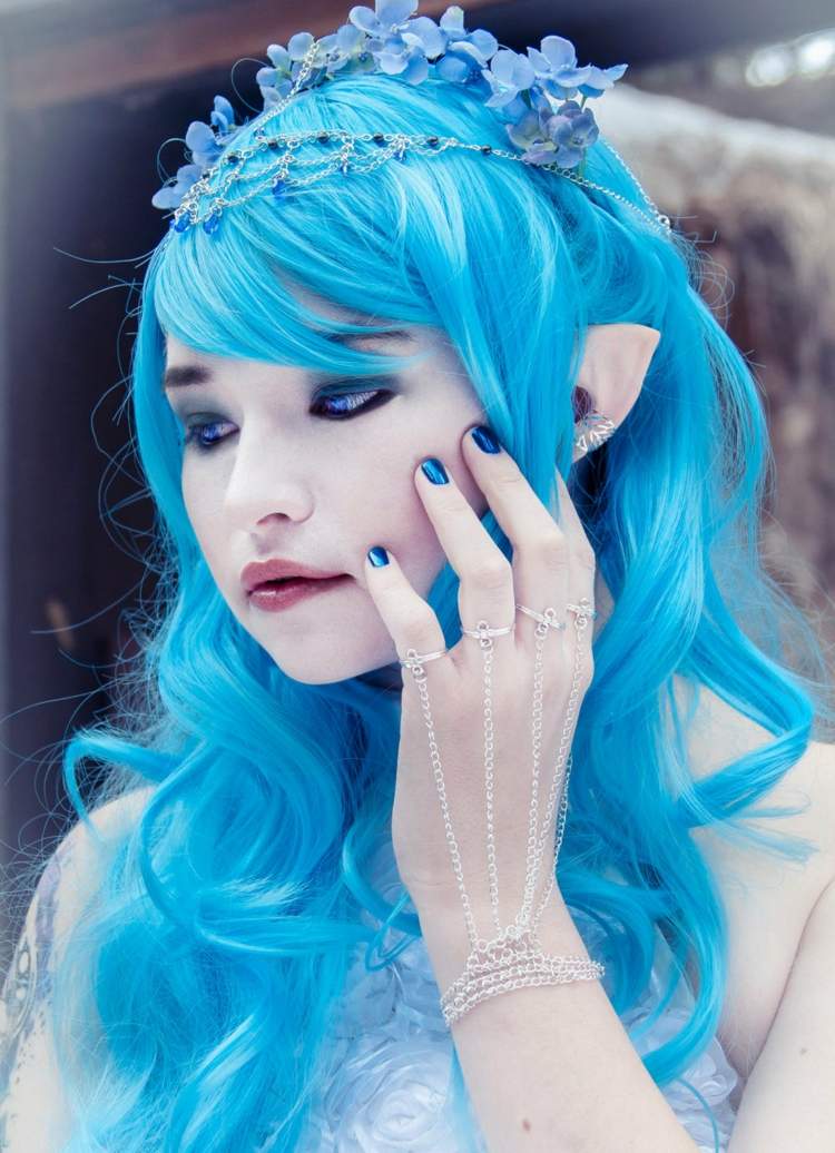 Modelujte rôzne doplnky na Halloween halloween-make-up-škriatok-uši-tvár íl-vazelína