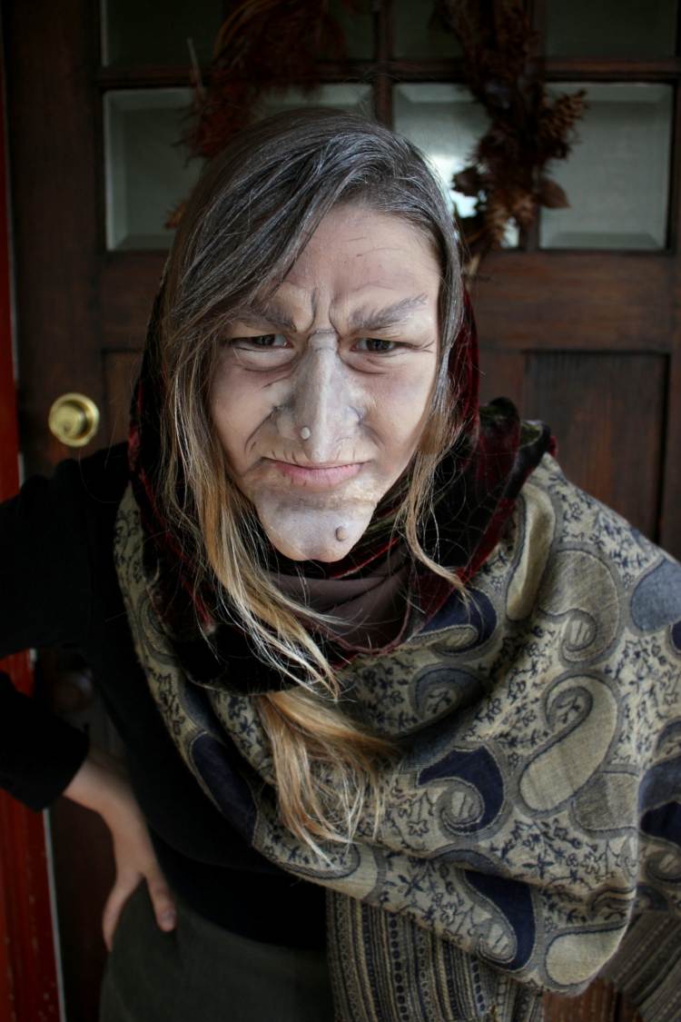 Navrhnite čarodejnicu na Halloween so zodpovedajúcim nosom halloween-make-up-bradavice-hoecker-nos-čarodejnícky-kostým-karneval