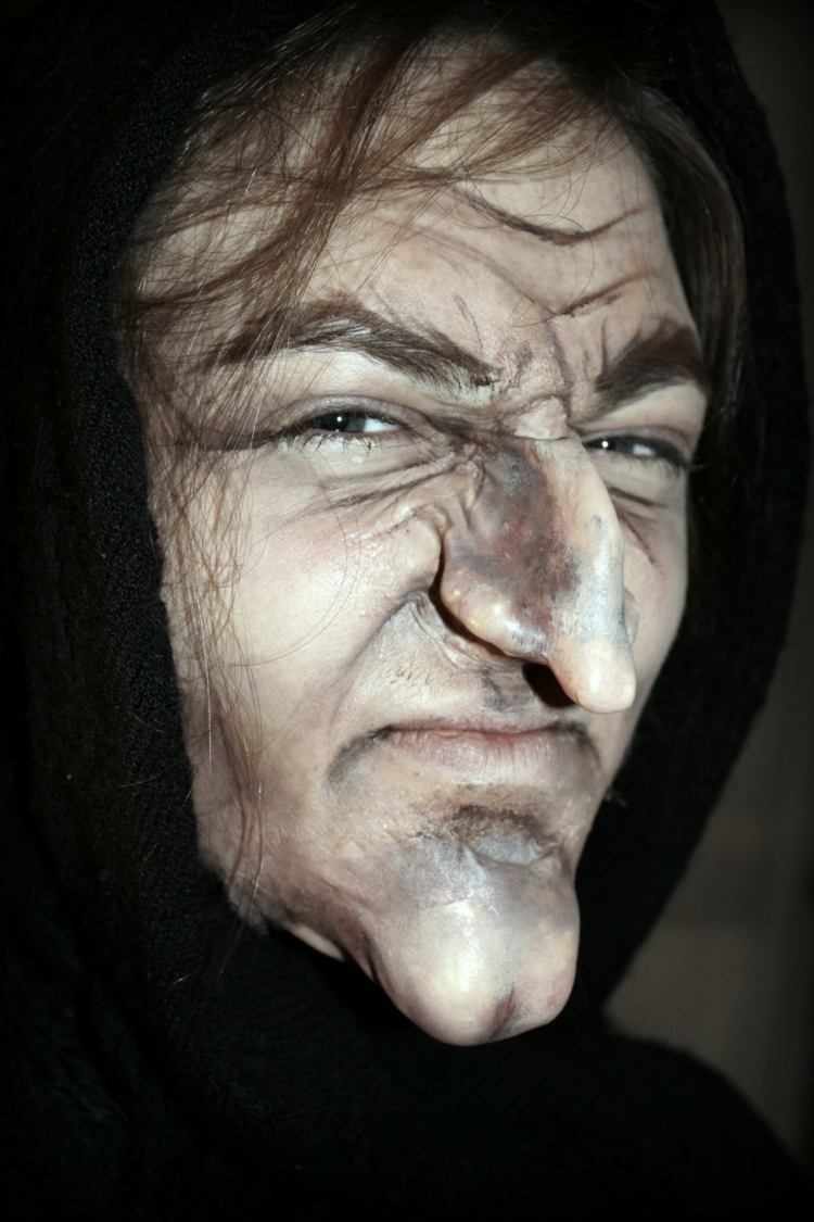 Klasický halloweensky kostým v podobe čarodejnice halloween-make-up-čarodejnica-tvár íl-nos-drotárstvo-strašidelné