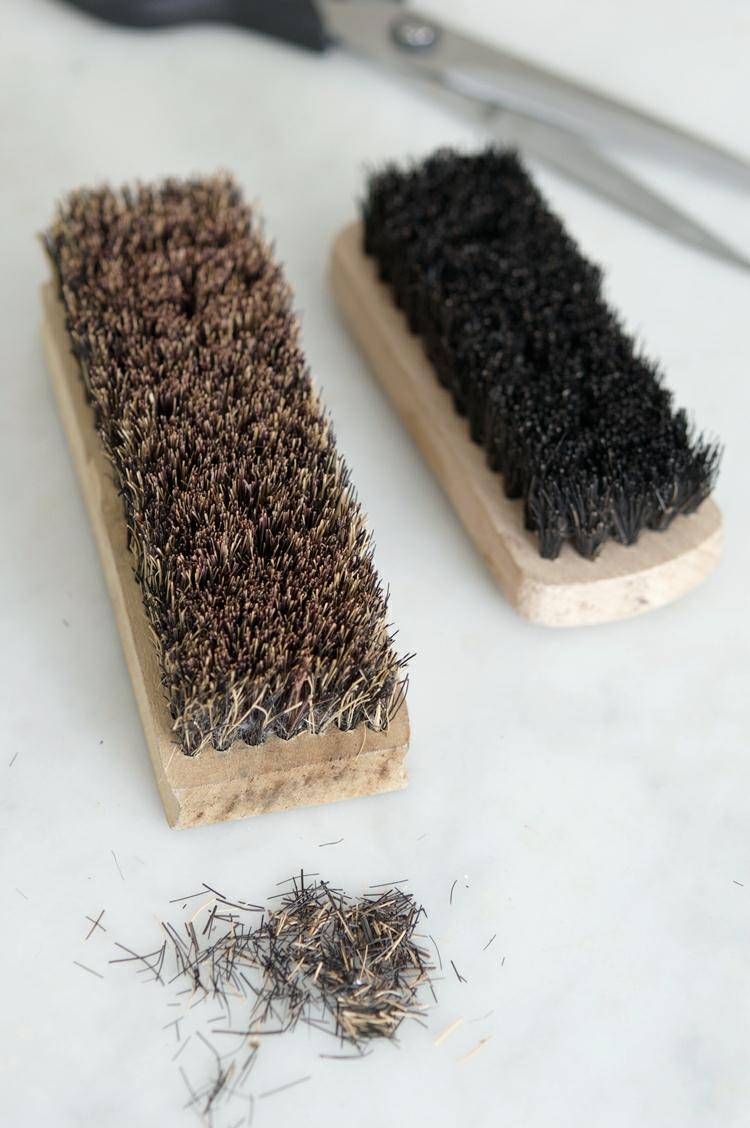 Vybavte halloweensky kostým bradou vyrobenou zo štetín halloween-make-up-štetec-štetiny-lepidlo-diy-nápad-jednoduché