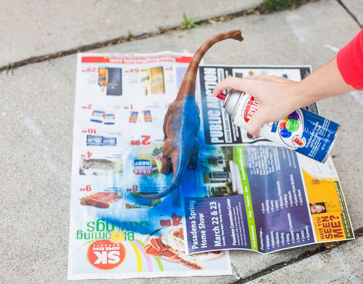 diy-nápady-držiak na toaletný papier-drinkovanie-návod-dinosaurus