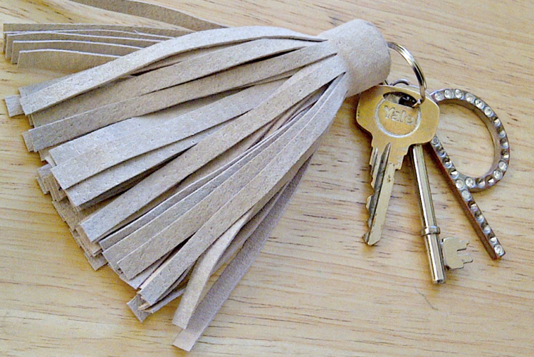 diy-nápady-drotár-strapec-koža-kľúčenka