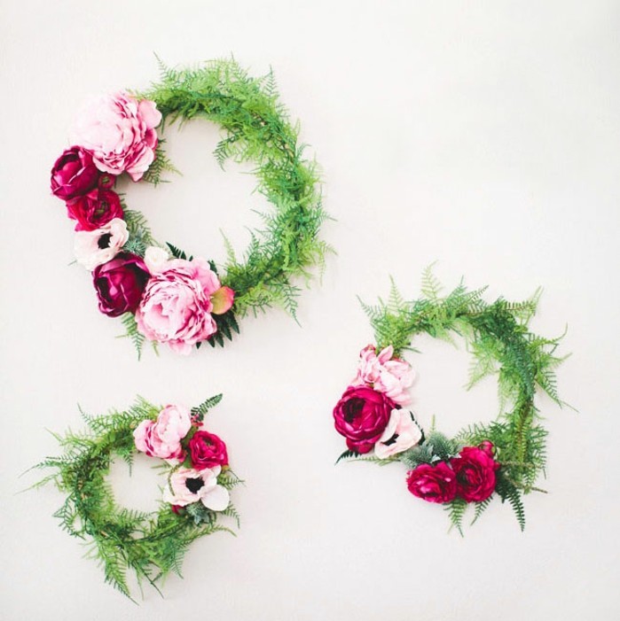 DIY veniec z hodvábnych kvetov s jednoduchým návodom DIY veniec z hodvábnych kvetov drotárskych zelených ruží