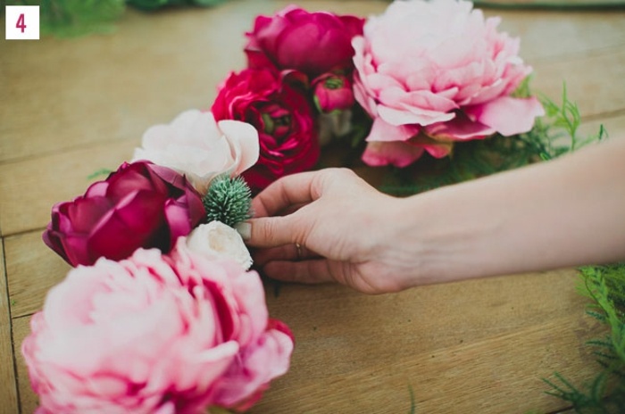 K DIY vencu môžete pripevniť ďalšie príslušenstvo kutilský veniec z hodvábnych kvetov svadobná nevesta jemná dekorácia romantické pivonky