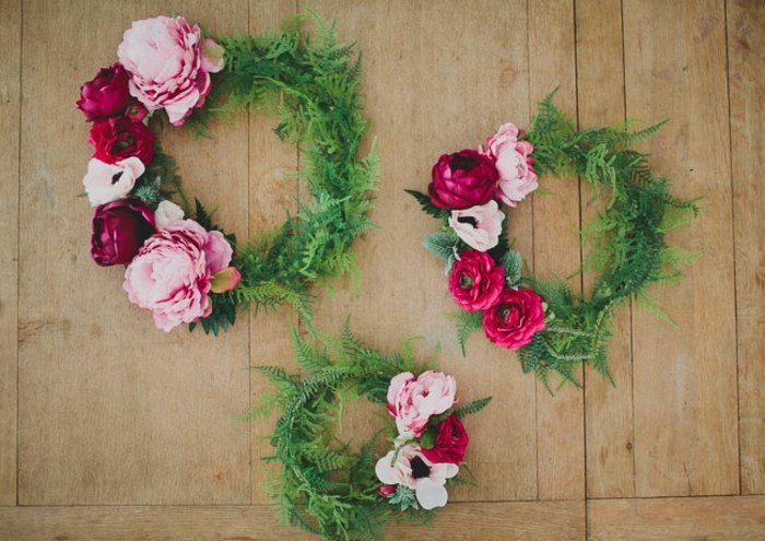 Tento DIY veniec z hodvábnych kvetov je ideálny na jarnú svadbu DIY veniec z hodvábnych kvetov ruže bordová ruža biely drotár
