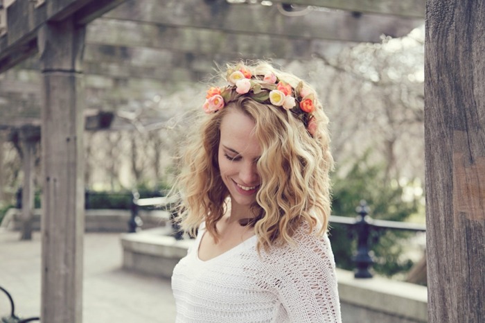 Veniec z hodvábnych kvetov vyzerá nádherne ako ozdoba do vlasov účes účes svadba nevesta kvetinový veniec diy nápad