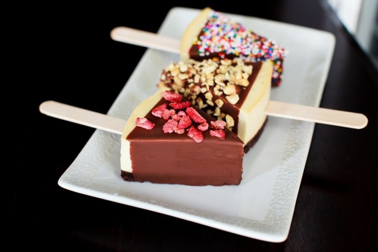 Mrazené mini koláčiky na nanuku s orieškami, posýpkou cukrom a ovocím