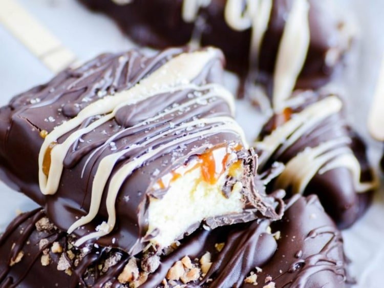 Cheesecake na nanuku s čokoládovou polevou a karamelovou omáčkou