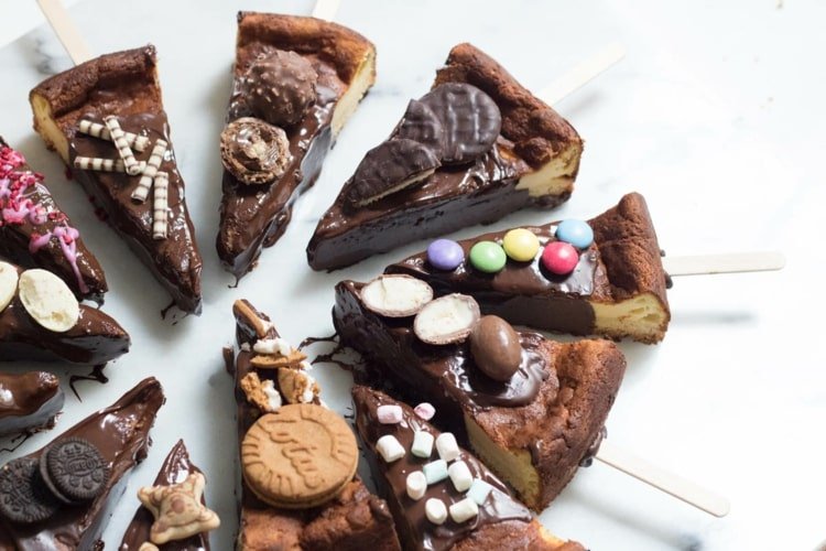 Upečte a nakrájajte tvarohový koláč, kým stojíte pred jednoduchými dezertmi